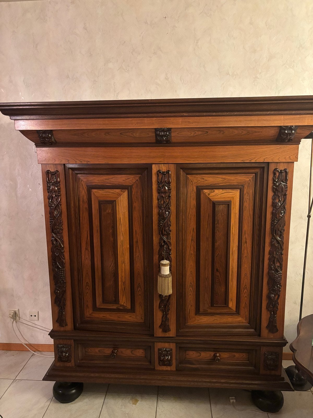 massief houten kast met houtsnijwerk, Ophalen