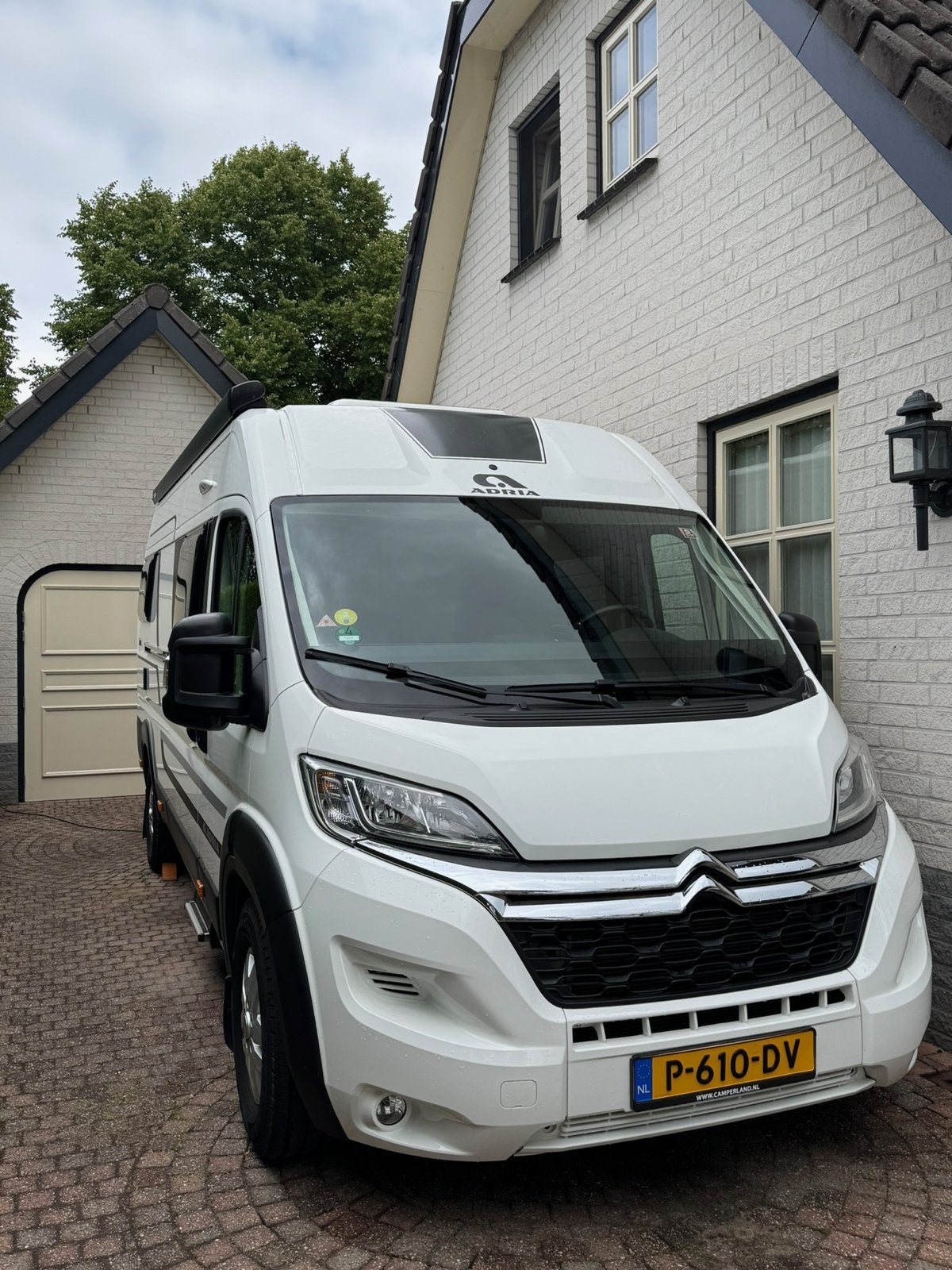 Adria Twin Axess 640 SL Buscamper - Zo goed als nieuw!, Buscamper of Camperbus, Ringverwarming, 6 tot 7 meter, Buitenlamp