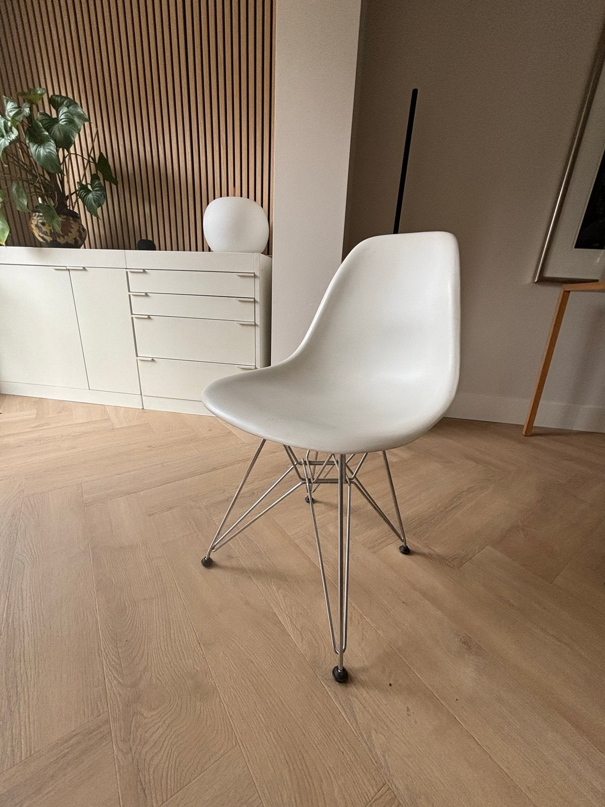 Originele Eames DSR stoel - Wit met metalen onderstel, Huis en Inrichting, Stoelen, Kunststof, Gebruikt, Twee, Wit