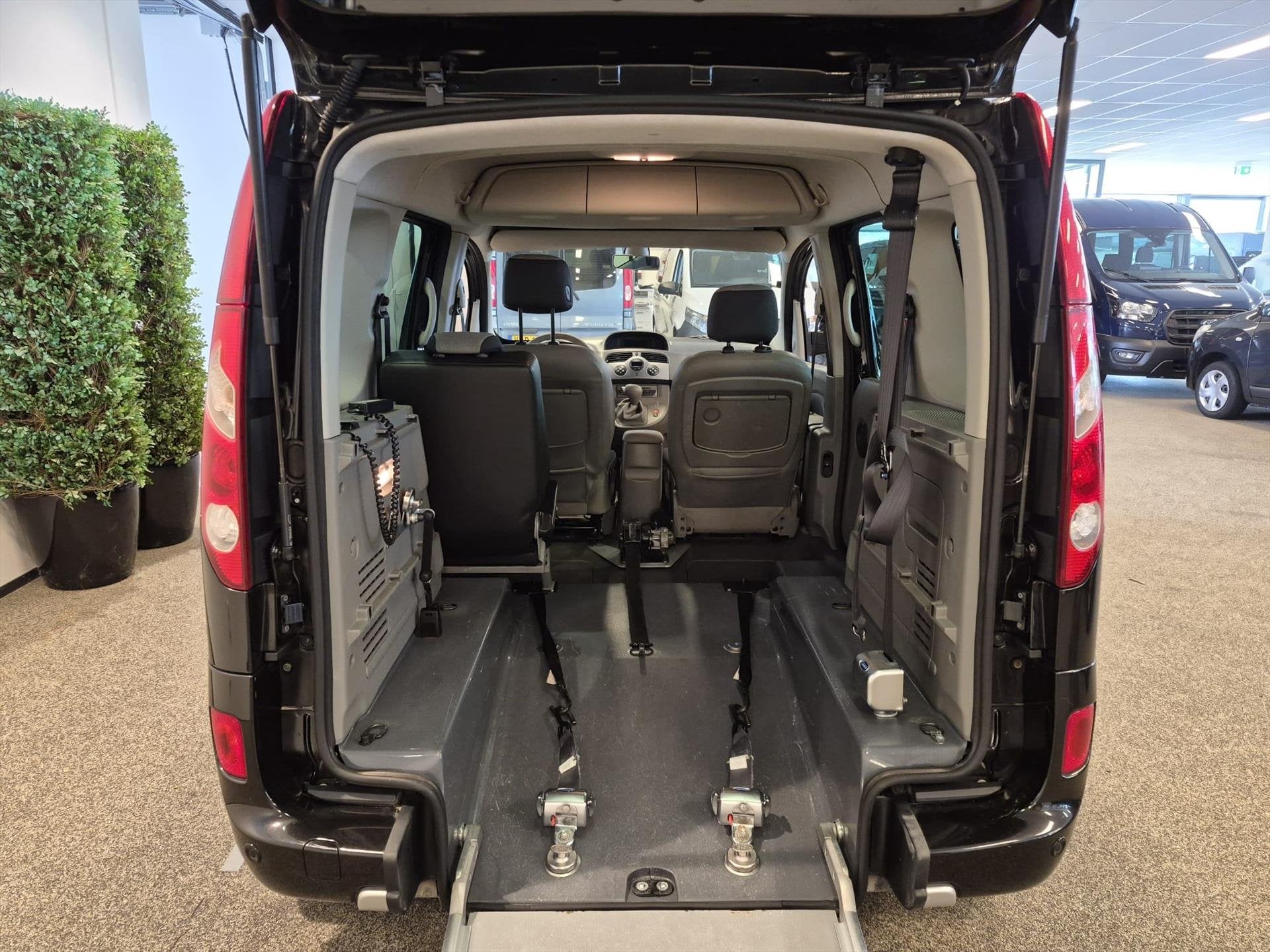 Renault Kangoo Rolstoelauto Automaat 3+1, Auto's, 12 maanden, Stof, Gebruikt, Zwart