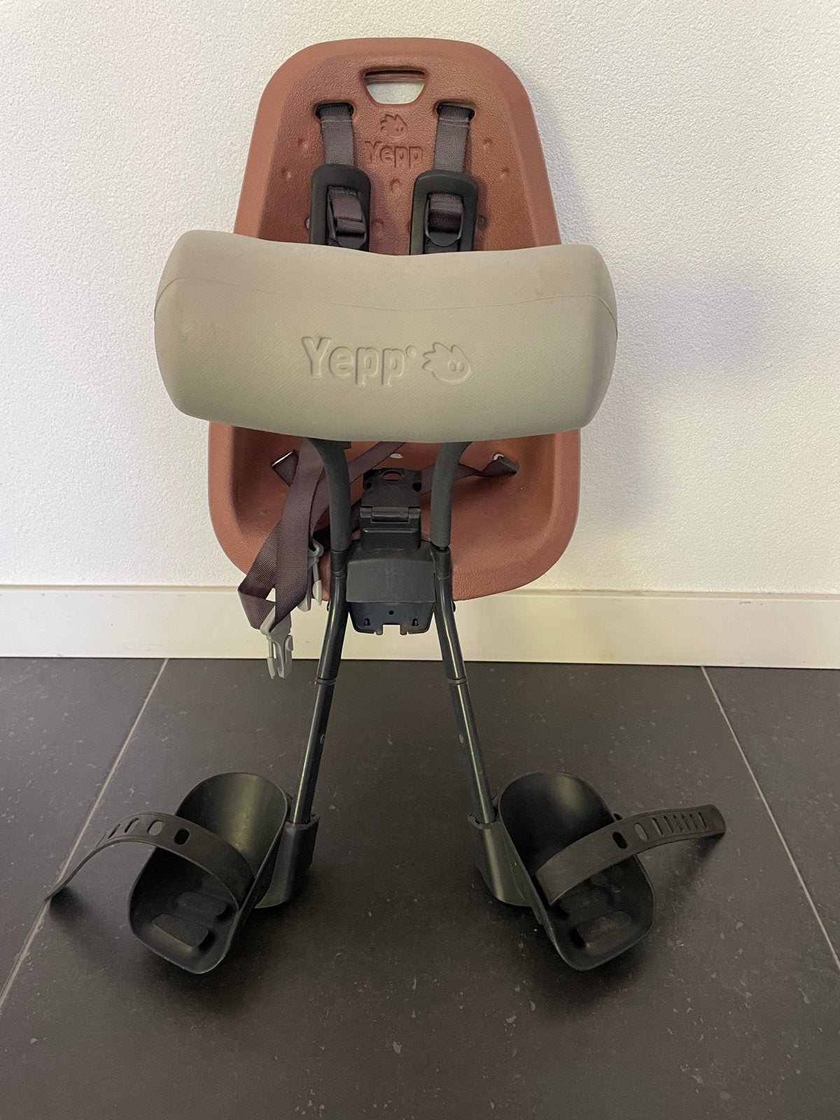 Yepp Fietsstoeltje Voor en Achterzitje Bruin met Windscherm, Ophalen of Verzenden, Zo goed als nieuw, 0 t/m 18 kg, Voetsteuntjes