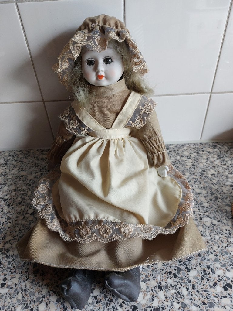 SCHATTIGE POP, PORSELEIN EN STOFFEN LIJFJE 40 CM., Verzamelen, Poppen, Ophalen of Verzenden, Gebruikt, Pop