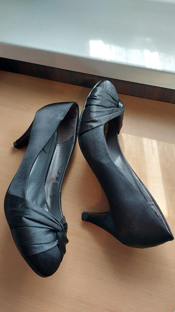 damespumps gala, zwart, maat 39,
€ 10 zijn als nieuw. 1x ged, Girlbood, Ophalen of Verzenden, Zo goed als nieuw, Instappers