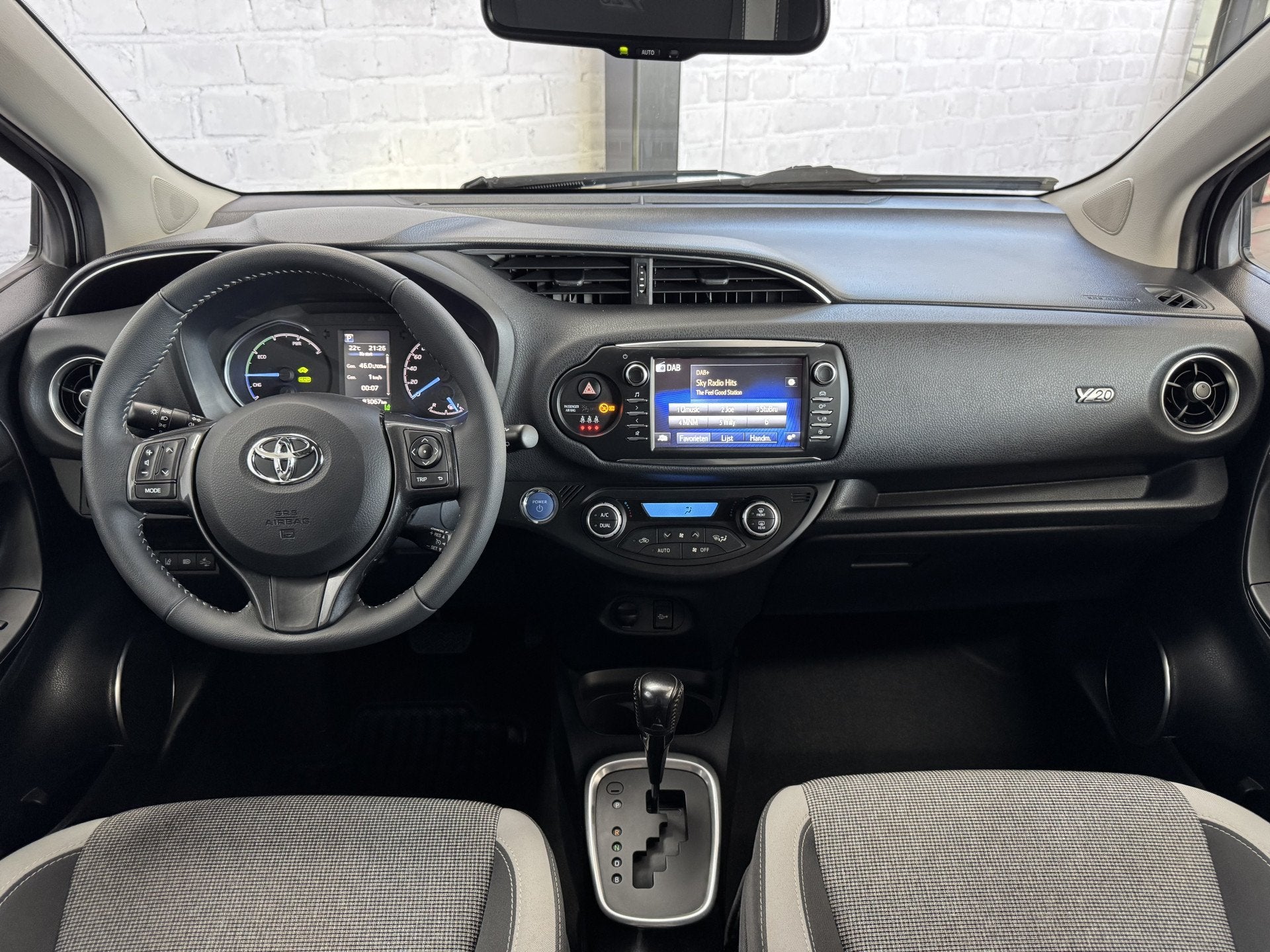 Toyota Yaris 1.5 Hybrid Y20 Keyless Navi Automaat (bj 2020), Gebruikt, 4 cilinders, Bedrijf, Hybride Elektrisch/Benzine