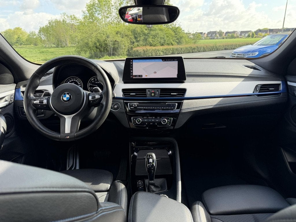 BMW X2 xDrive20i High Executive M PAKKET | PANO | TREKHAAK |, Auto's, BMW, Automaat, Gebruikt, Euro 6, Leder
