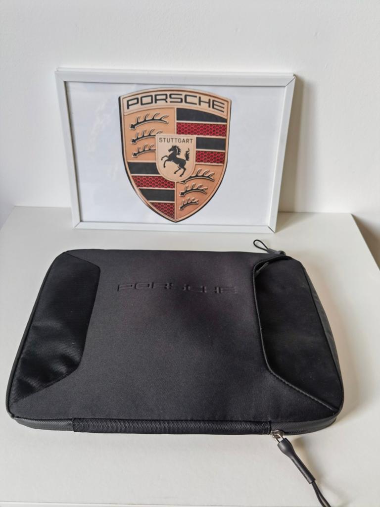 Origineel porsche laptop hoes / laptop sleeve

Geschikt voor, Computers en Software, Laptophoezen, Ophalen of Verzenden, 13 inch