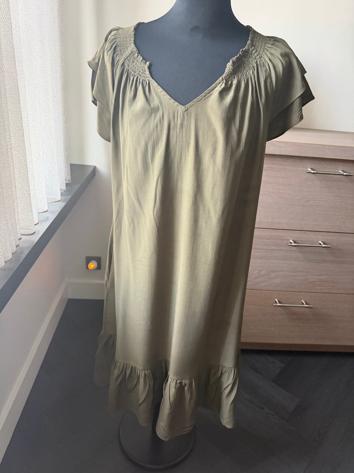Schitterende Couture Jurk met ruches en V-hals - Maat M, Maat 38/40 (M), Ophalen of Verzenden, Zo goed als nieuw, Onder de knie
