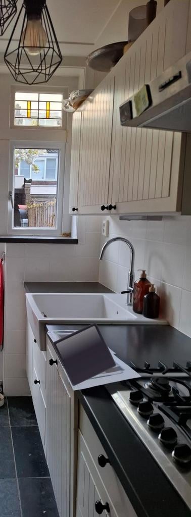 Witte keuken met donker aanrechtblad, Huis en Inrichting, Keuken | Complete keukens, Ophalen, Gebruikt, Wit, Enkelwandige keuken