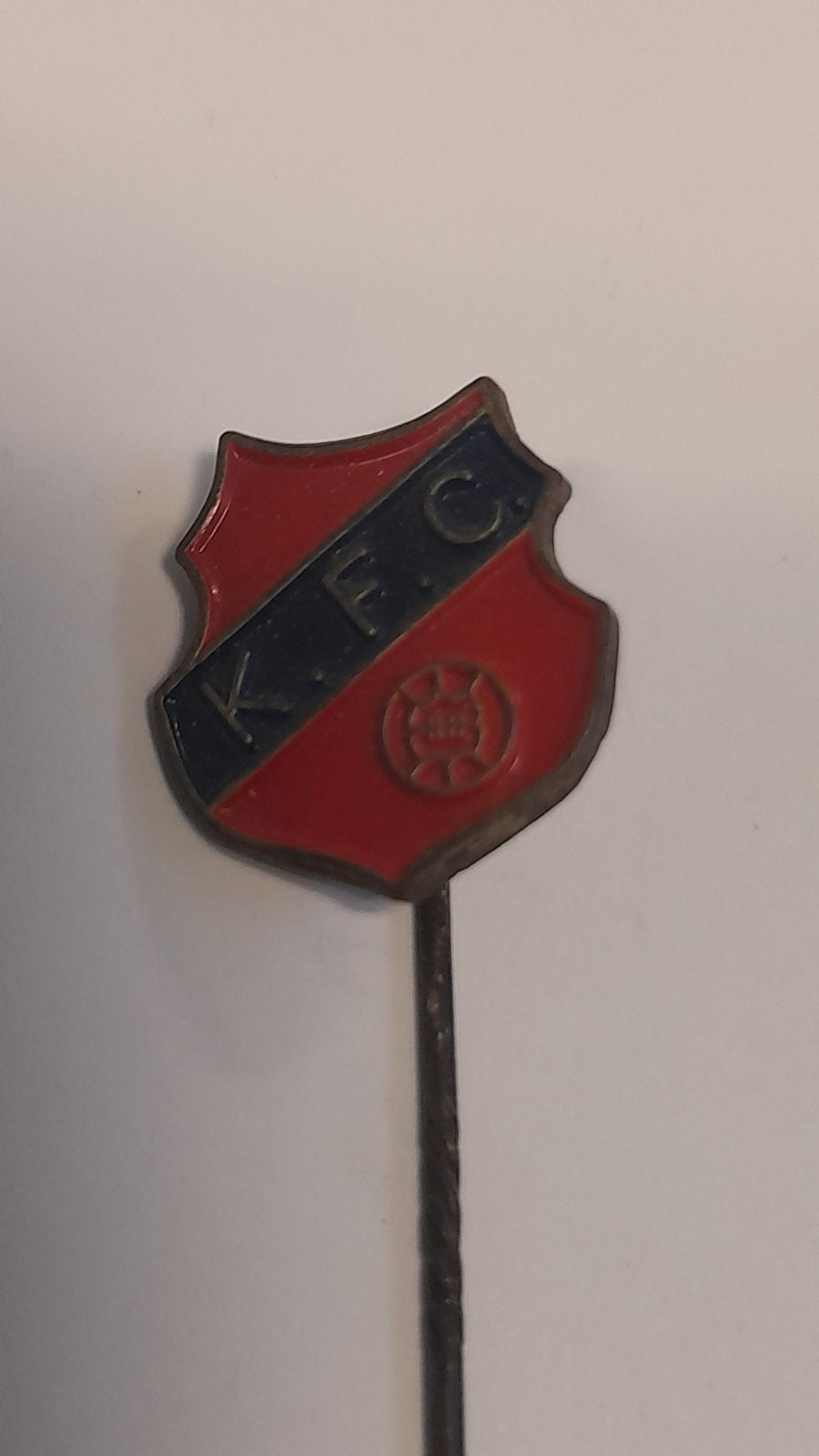 Vintage K.F.C. Speldje - Voetbalclub Pin, Verzamelen, Speldjes, Pins en Buttons, Verzenden, Gebruikt, Sport, Speldje of Pin