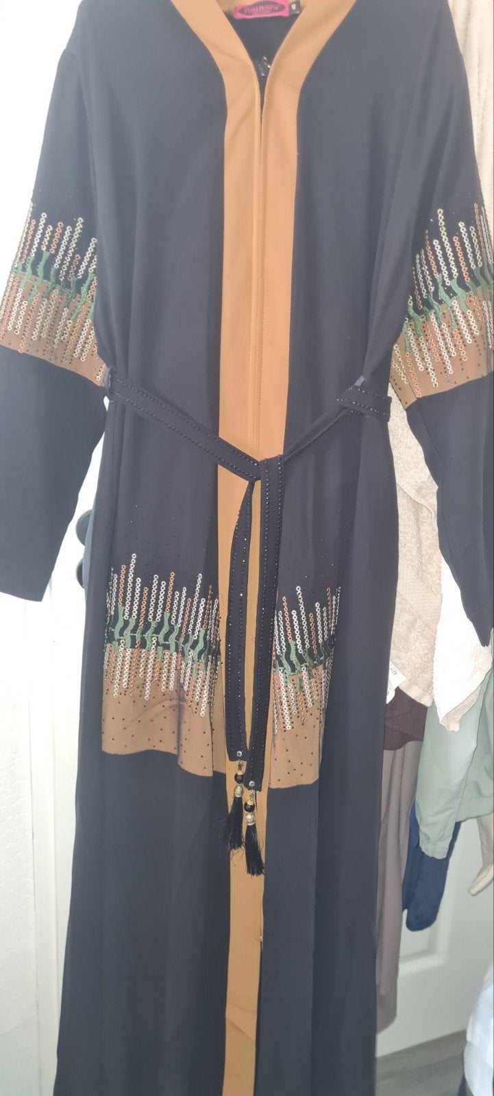Elegante zwarte abaya met gouden en groene details, Kleding | Dames, Zwart, Maat 42/44 (L), Ophalen of Verzenden, Onder de knie