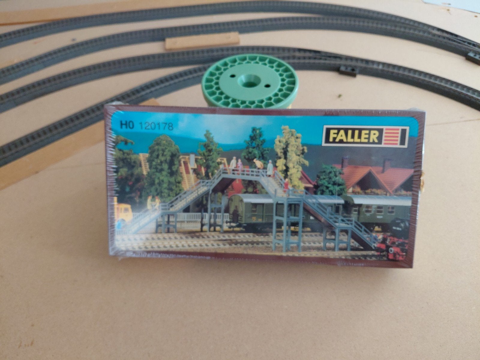 Faller HO 120178 Voetgangersbrug & 120164 Bokkraan, Hobby en Vrije tijd, Modeltreinen | H0, Ophalen of Verzenden