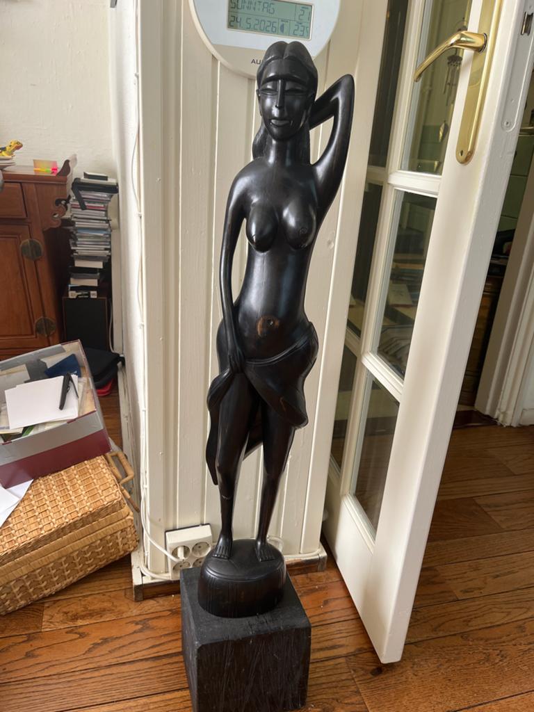 Houten sculptuur van een vrouw op sokkel, Ophalen of Verzenden, Handgemaakt, Zwart, 1 meter - 2 meter