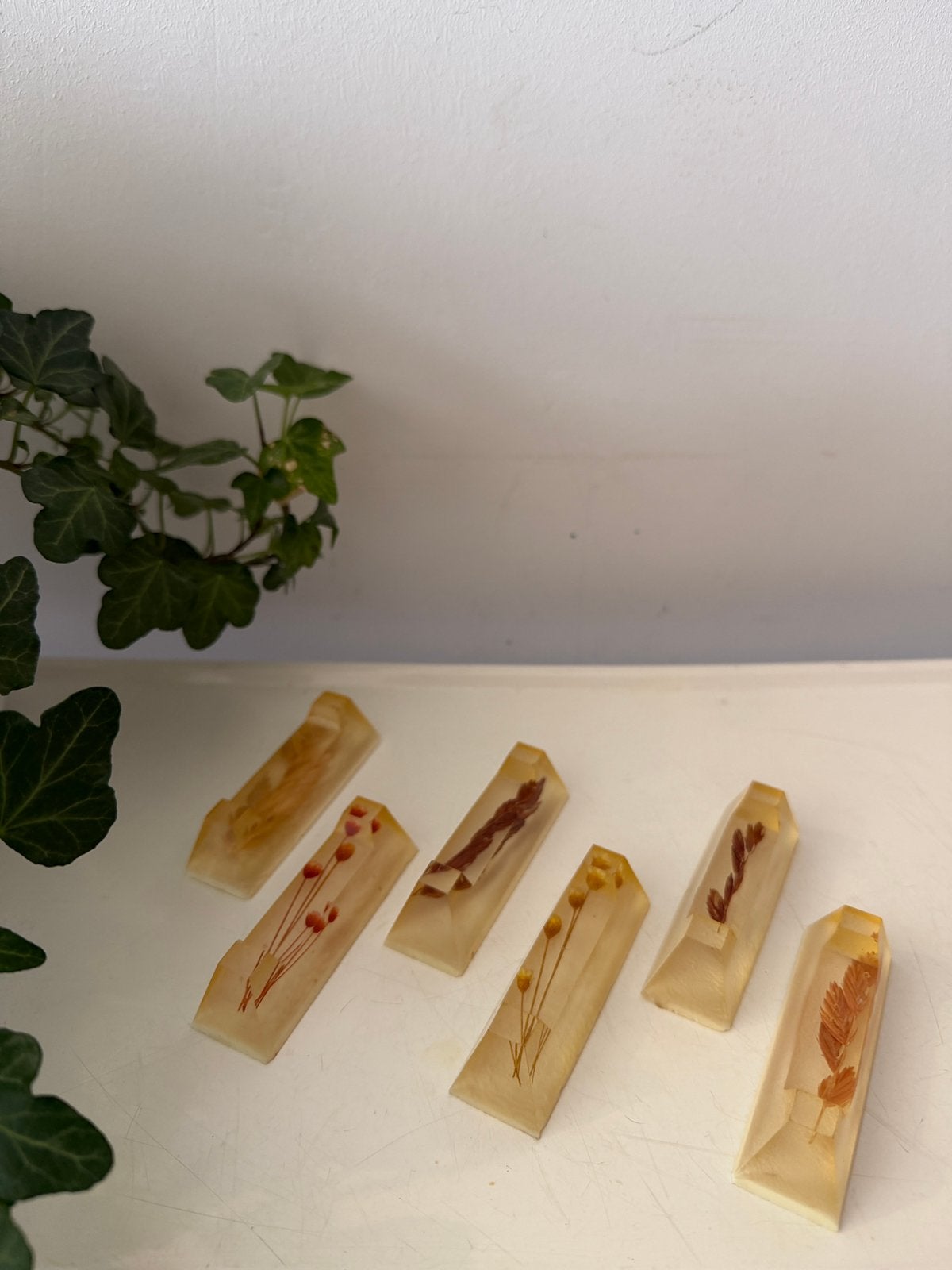 Franse vintage messenlegers van kunsthars met droogbloemen