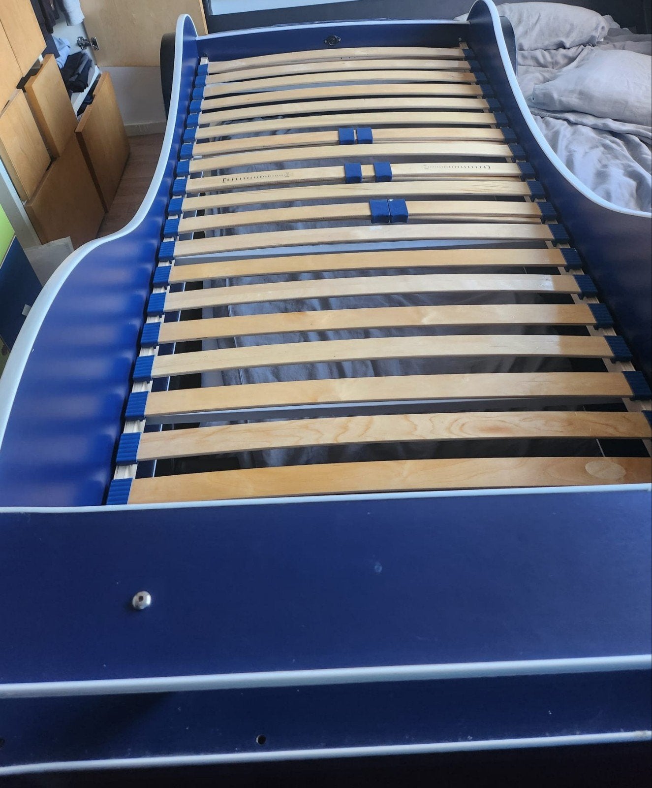 Blauw raceauto kinderbed met lattenbodem, Ophalen, 85 tot 100 cm, Gebruikt, Lattenbodem