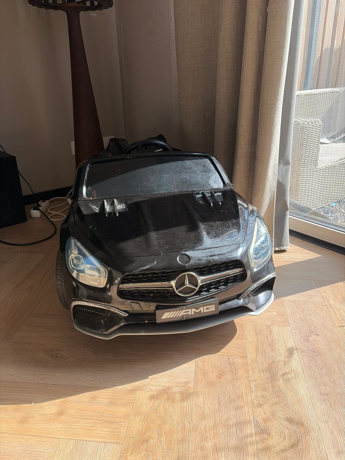 Elektrische kinderauto - rijdt en heeft muziek, Kinderen en Baby's, Speelgoed | Speelgoedvoertuigen, Ophalen of Verzenden, Gebruikt