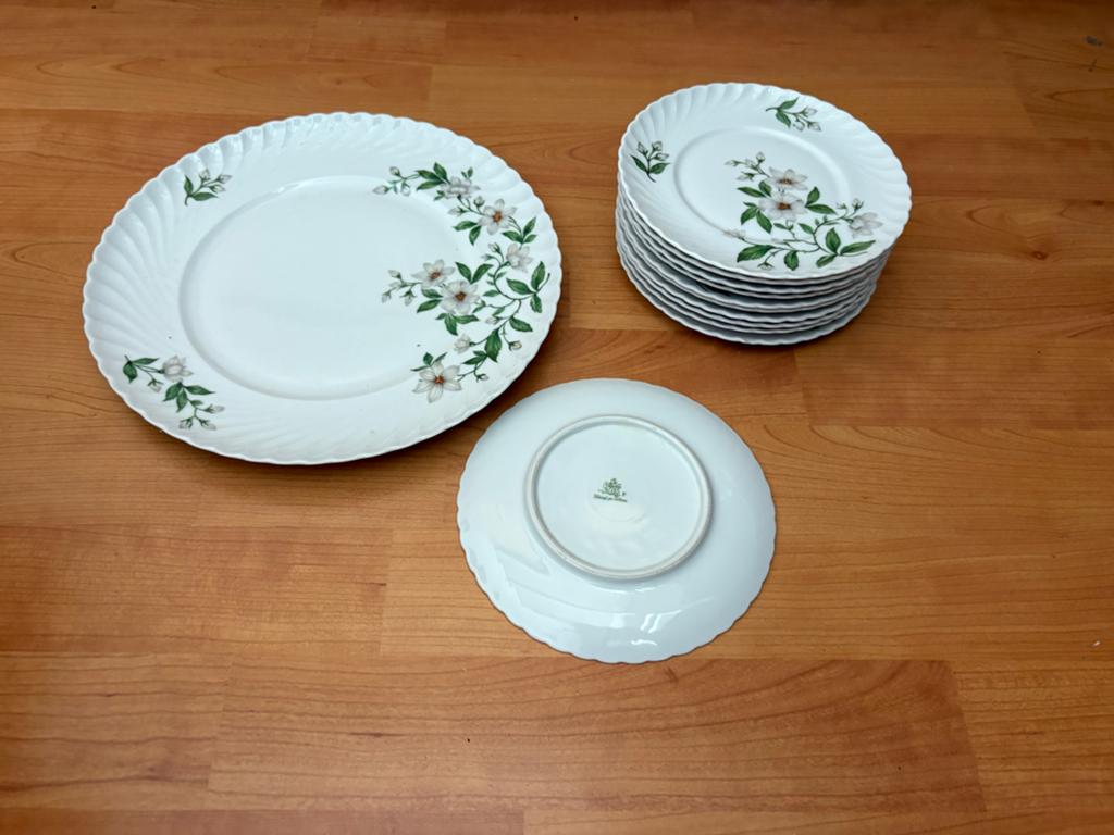 König pr. Jettau gebakset met bloemmotief, Huis en Inrichting, Keuken | Servies, Gebruikt, Ophalen of Verzenden, Bord(en), Overige stijlen
