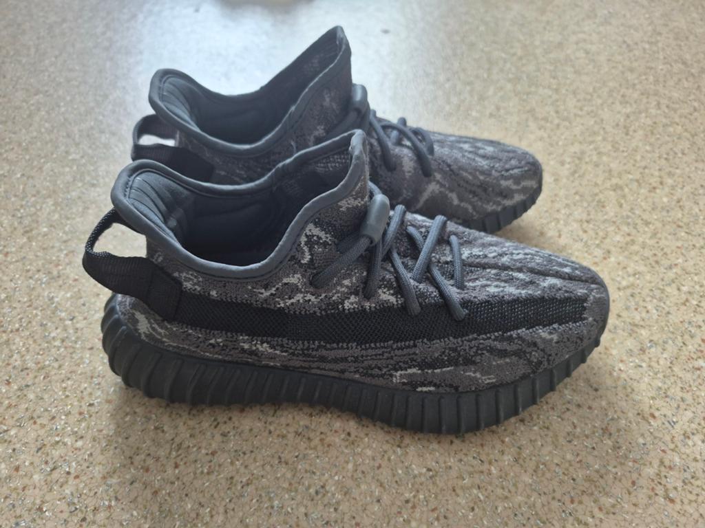 Yeezy Boost 350 V2 CMPCT Slate Carbon - Maat 37 1/3, Zwart, Ophalen of Verzenden, Adidas Yeezy, Sneakers of Gympen
