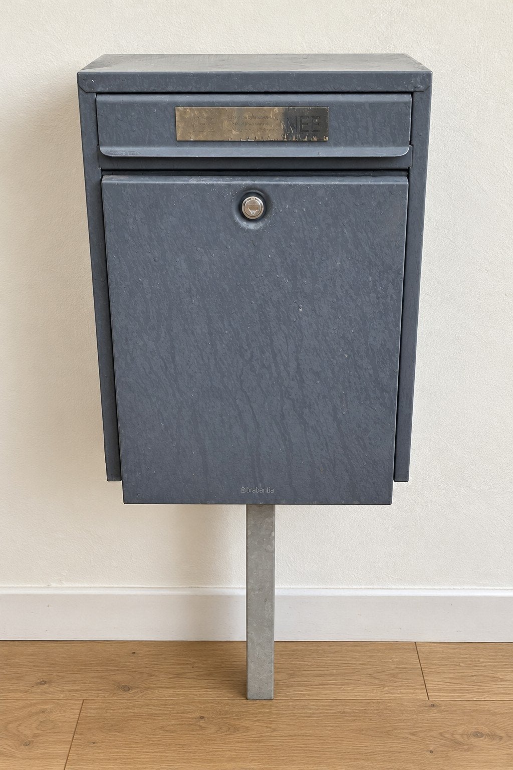 Brabantia brievenbus met paal - grijs - inclusief sleutel, Ophalen, Gebruikt