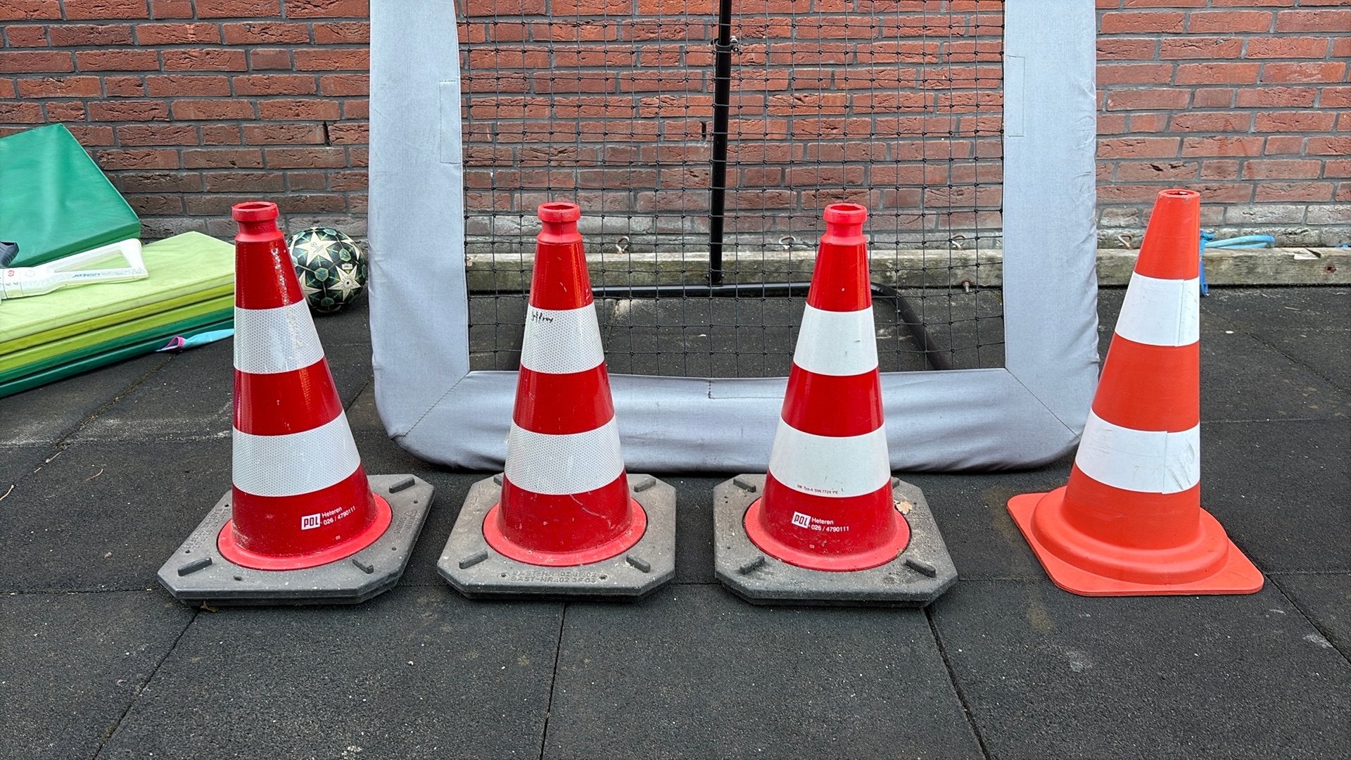 4 verkeers kegels (3 zware + 1 lichte kwaliteit), Ophalen, Gebruikt