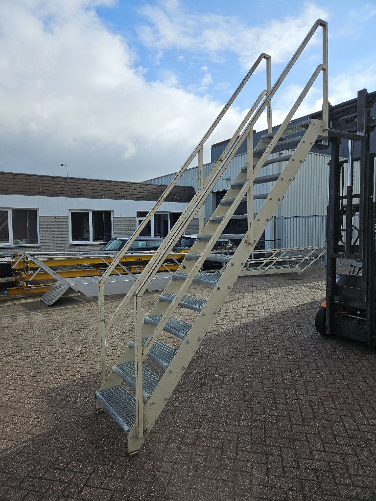 Trap stalen trap 280 - 300 cm. met leuning, Ophalen, Gebruikt, 2 tot 4 meter
