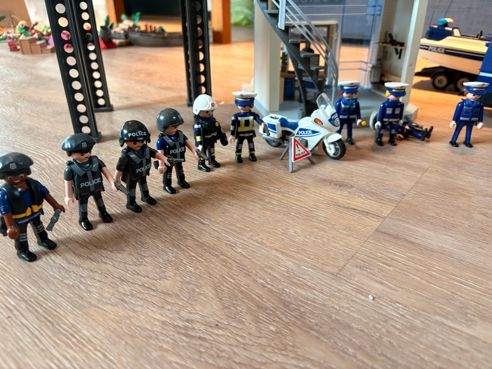 Foto 2 van Grote Playmobil Politie Set: Bureau, Voertuigen & Figuren