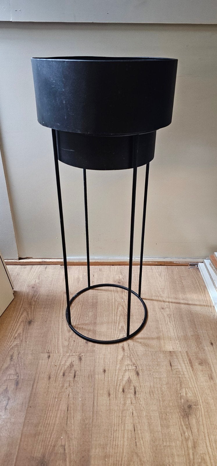 Gebruikte bloempot op standaard - Zwart metaal, Tuin en Terras, 25 tot 40 cm, Gebruikt, Rond, Binnen