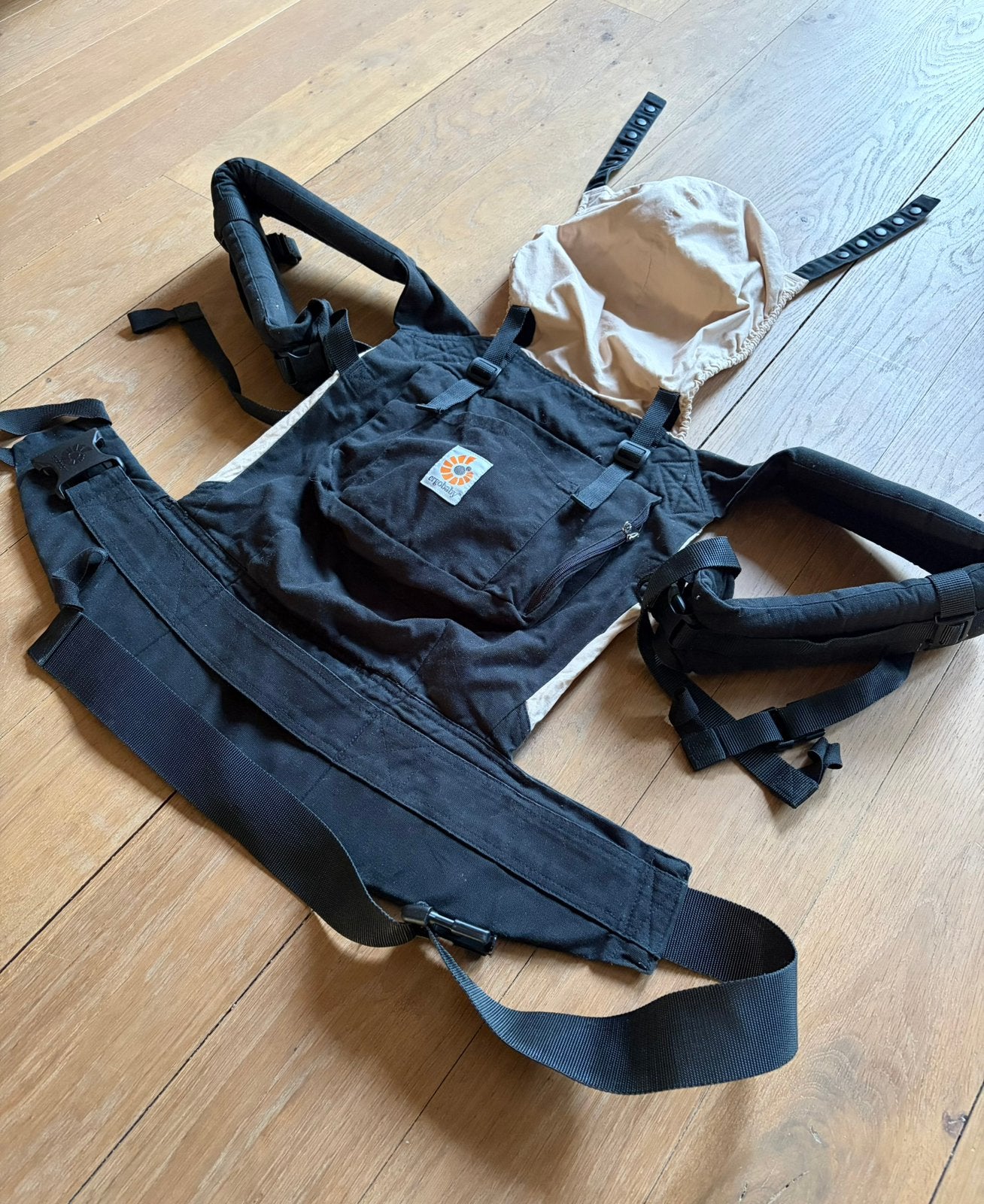 Ergobaby draagzak - Zwart met beige kap, Kinderen en Baby's, Babydragers en Draagdoeken, Buik of Rug, Zo goed als nieuw, Draagzak