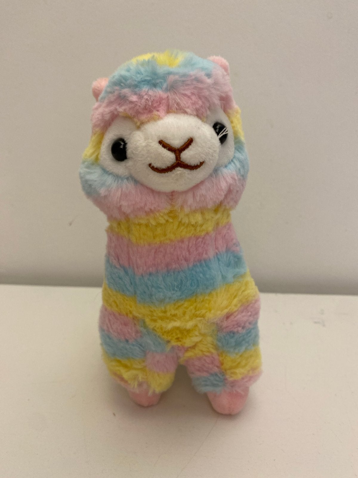 Schattige regenboog lama knuffel - is wel al mee gespeeld, Kinderen en Baby's, Speelgoed | Knuffels en Pluche, Overige typen, Ophalen of Verzenden