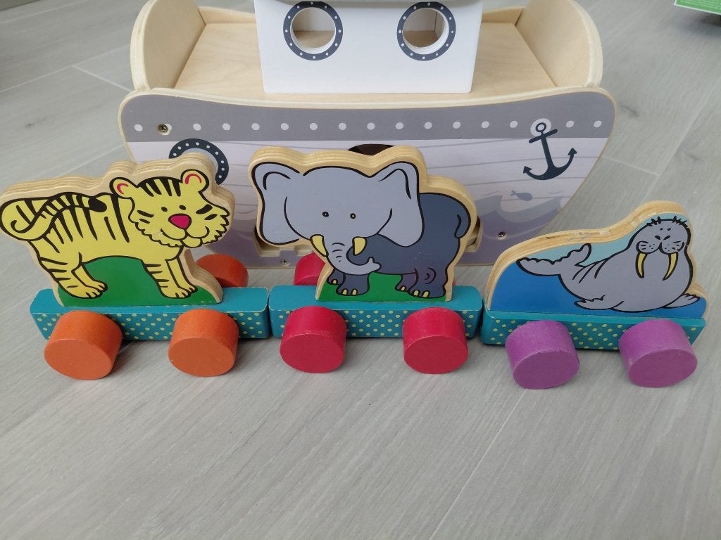 Houten dierenarc (vormenstoof) & dierentreinje, Ophalen of Verzenden, Gebruikt, Overige typen, Met wieltjes