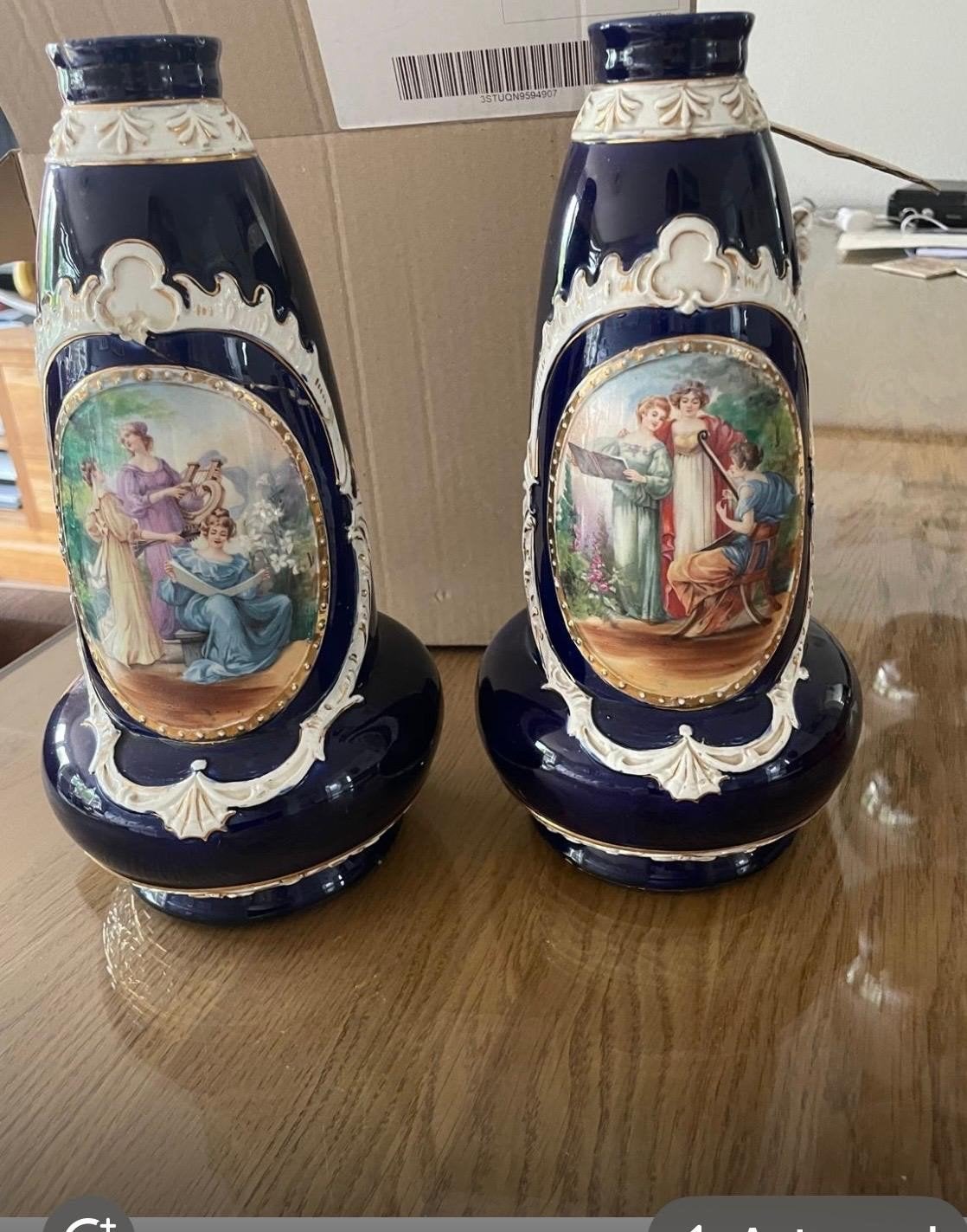 2 Antieke Vazen met Klassieke Scènes, Ophalen