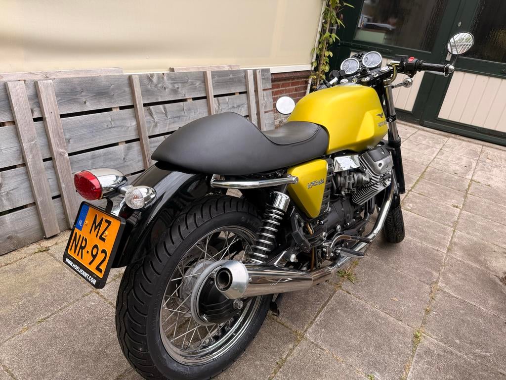 Stijlvolle Moto Guzzi V7 cafe classic (Stone - Geel), Motoren, 2 cilinders, Sportuitlaat, 744 cc, Gebruikt