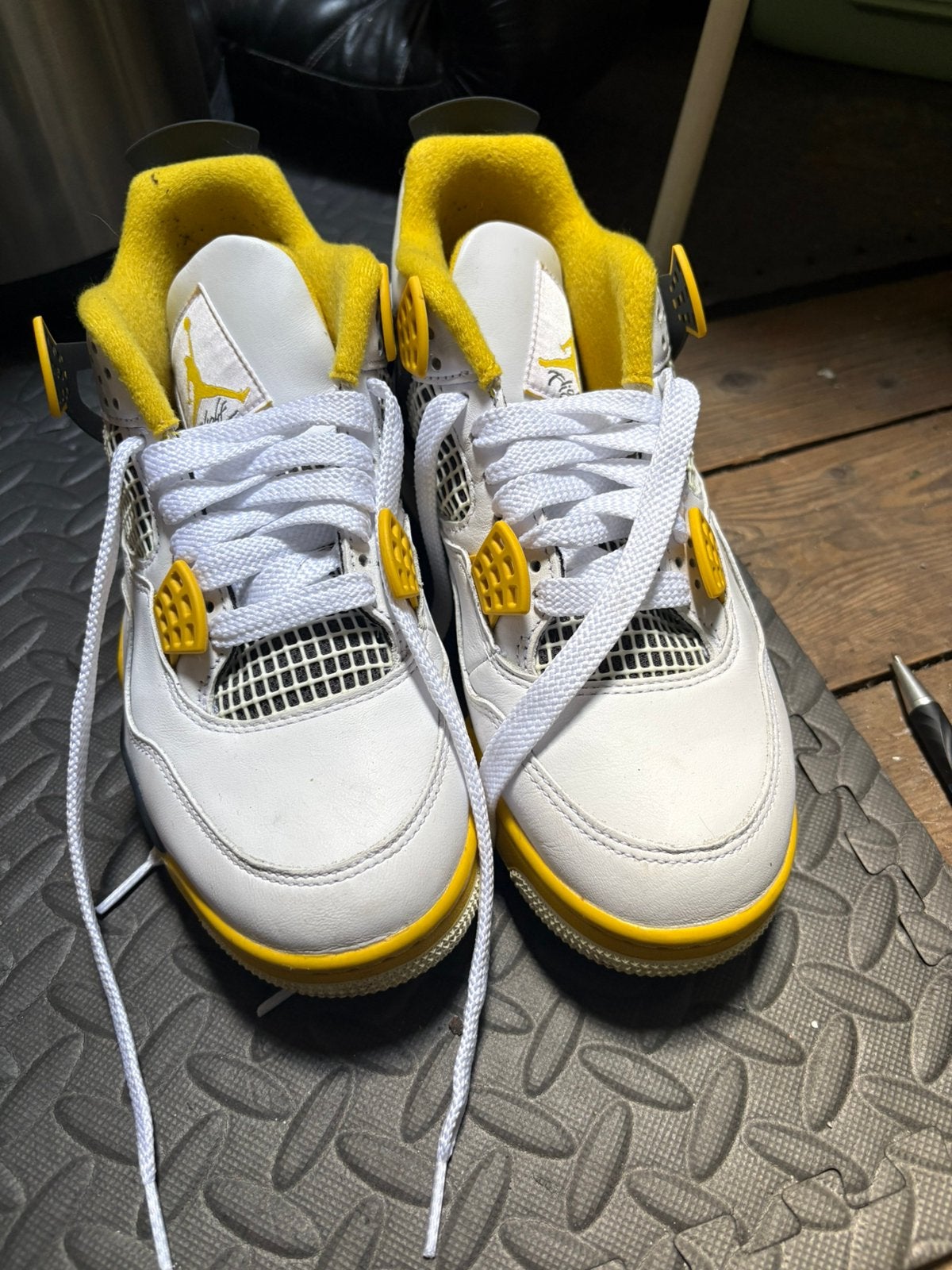Nike air Jordan retro wit & geel, Sport en Fitness, Basketbal, Ophalen of Verzenden, Gebruikt, Schoenen