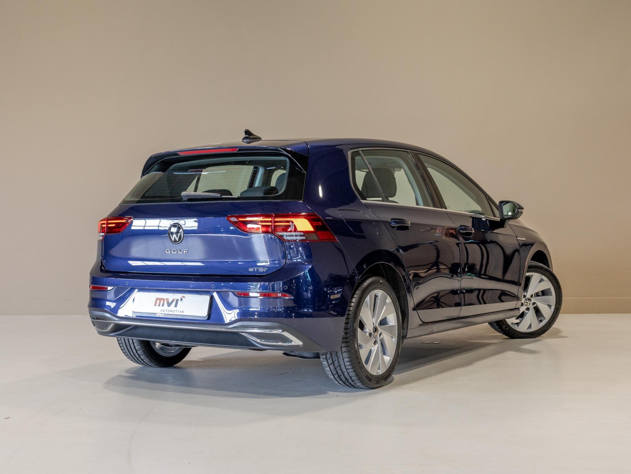 Volkswagen Golf 1.5 eTSI Business+ 150pk / Dodehoek detectie, 4 cilinders, Blauw, Velours, Geheel digitaal combi-instrument
