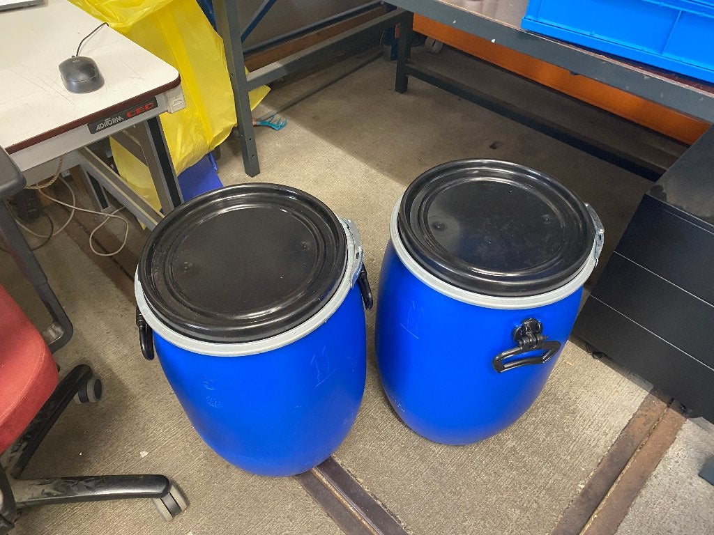 Te koop 5 Blauwe kunstof tonnen 50 Liter, Ophalen, Gebruikt