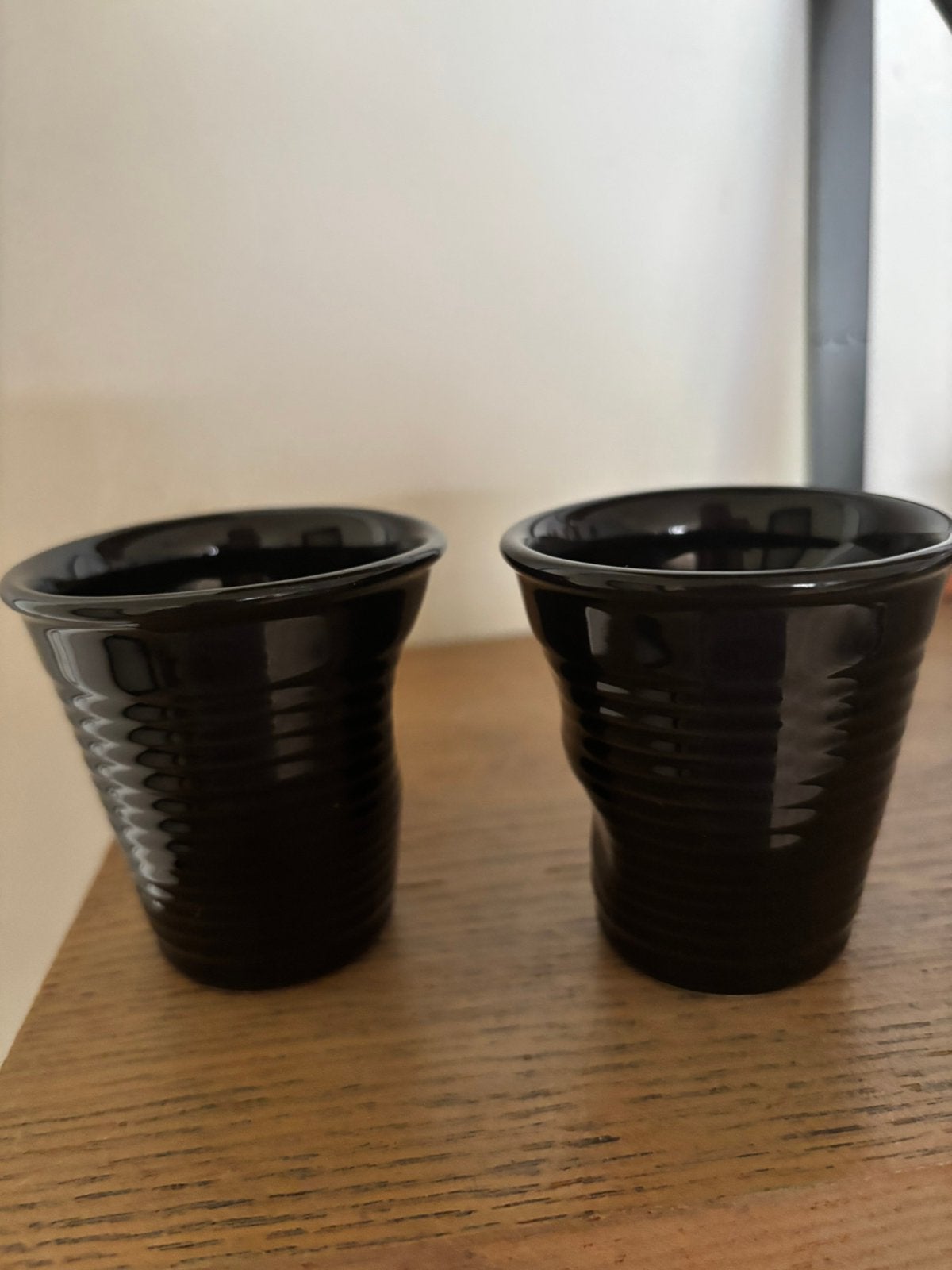 2 Espresso Kreukel Kopjes -Zwart Keramiek 1 NESPRESSO PIXIE, Ophalen of Verzenden, Gebruikt, Keramiek, Kop(pen) en/of Schotel(s)
