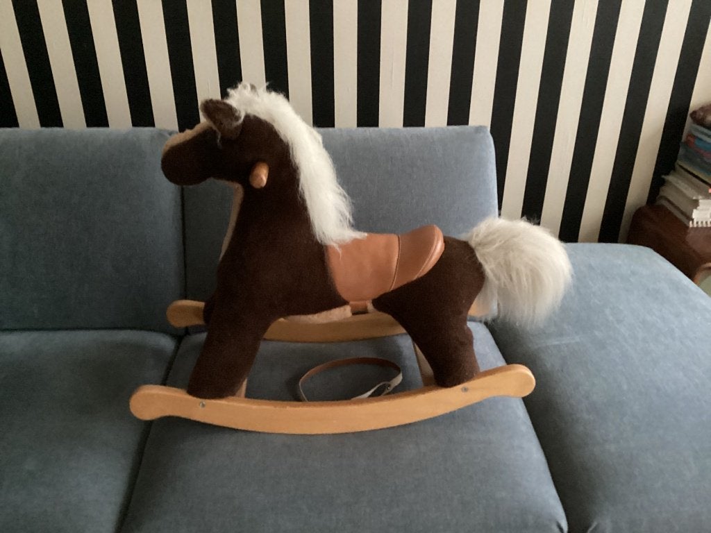 Houten hobbelpaard met pluche. Zithoogte vanaf grond 30cm., Ophalen, Zo goed als nieuw