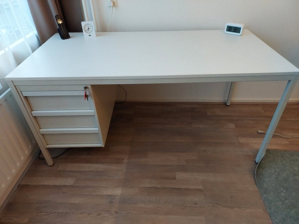 DEGELIJK GROOT STALEN BUREAU UIT JAREN 60-70 MET 3 LADEN, Ophalen, 160 cm, Gebruikt, Metaal