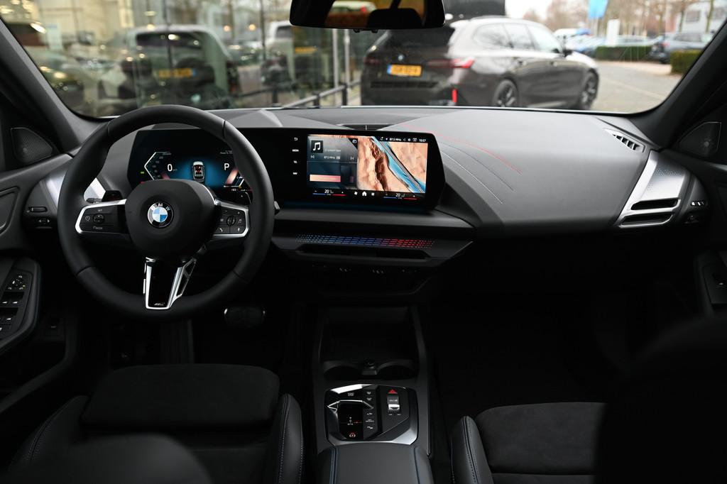 BMW 1 Serie 120 M Sport Automaat / Sportstoelen / Adaptieve, Auto's, BMW, Zwart, 156 pk, Bedrijf, 3 cilinders
