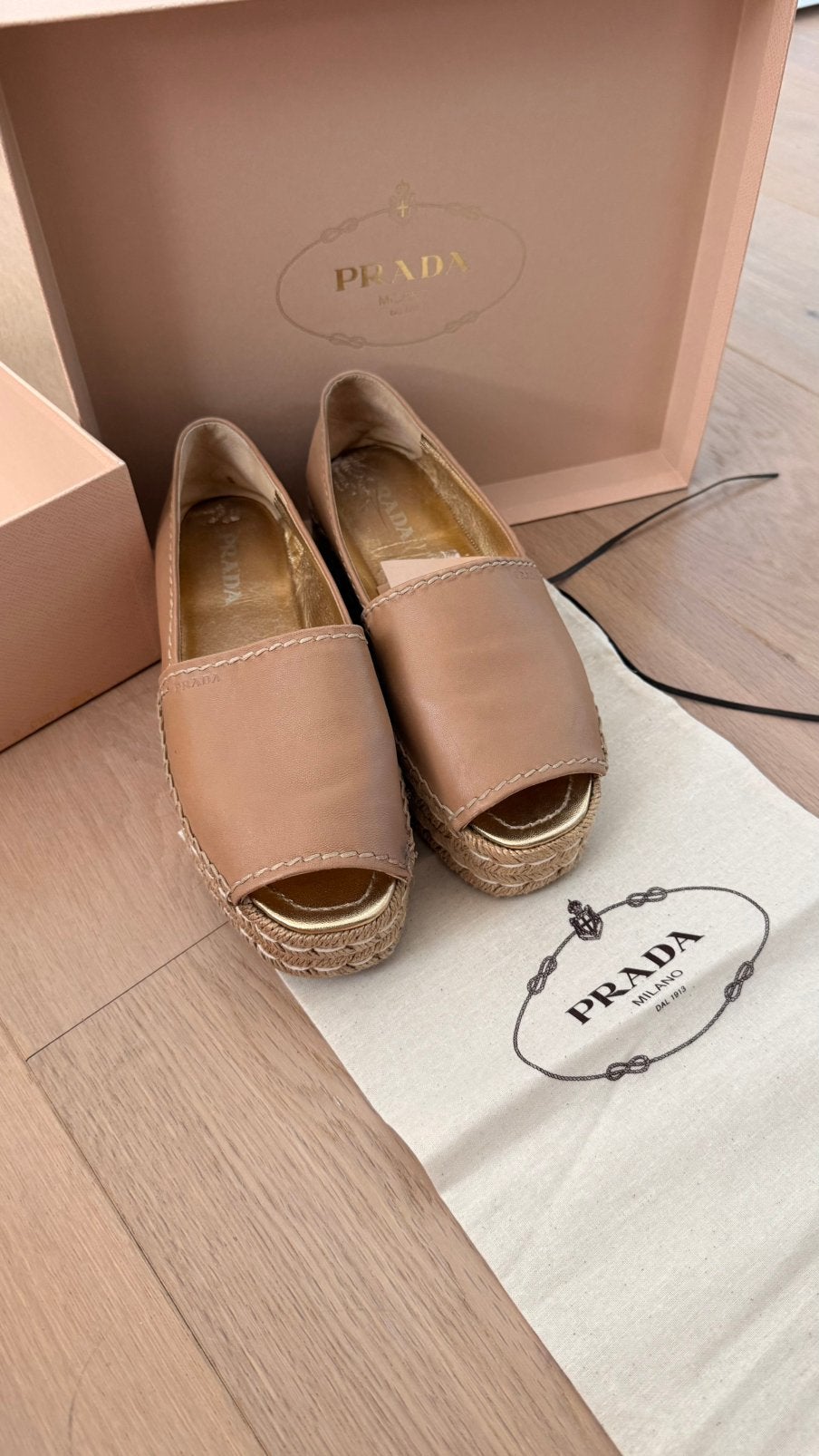 Prada, Beige, Ophalen of Verzenden, Zo goed als nieuw, Espadrilles of Moccasins