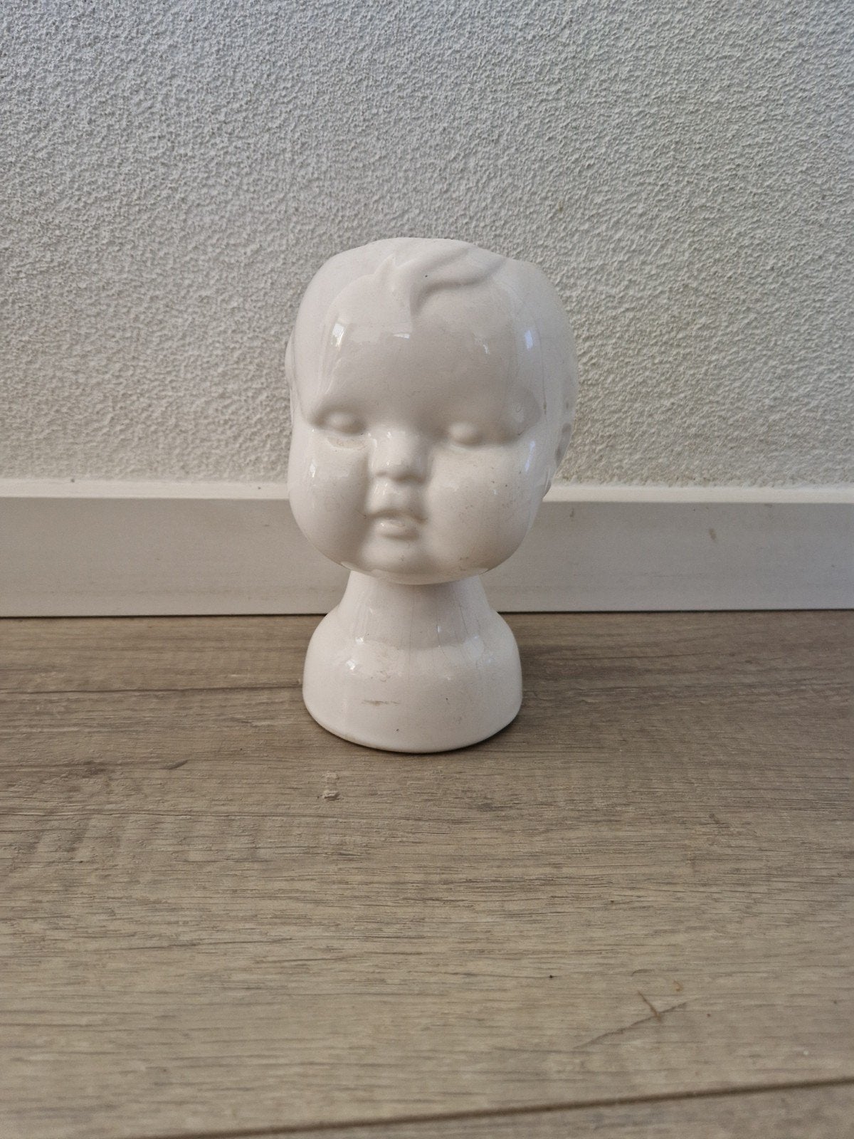 bloempot gezicht hoofd wit baby doll jaren 70 pot plant, Rond, Ophalen of Verzenden, Aardewerk, Minder dan 40 cm