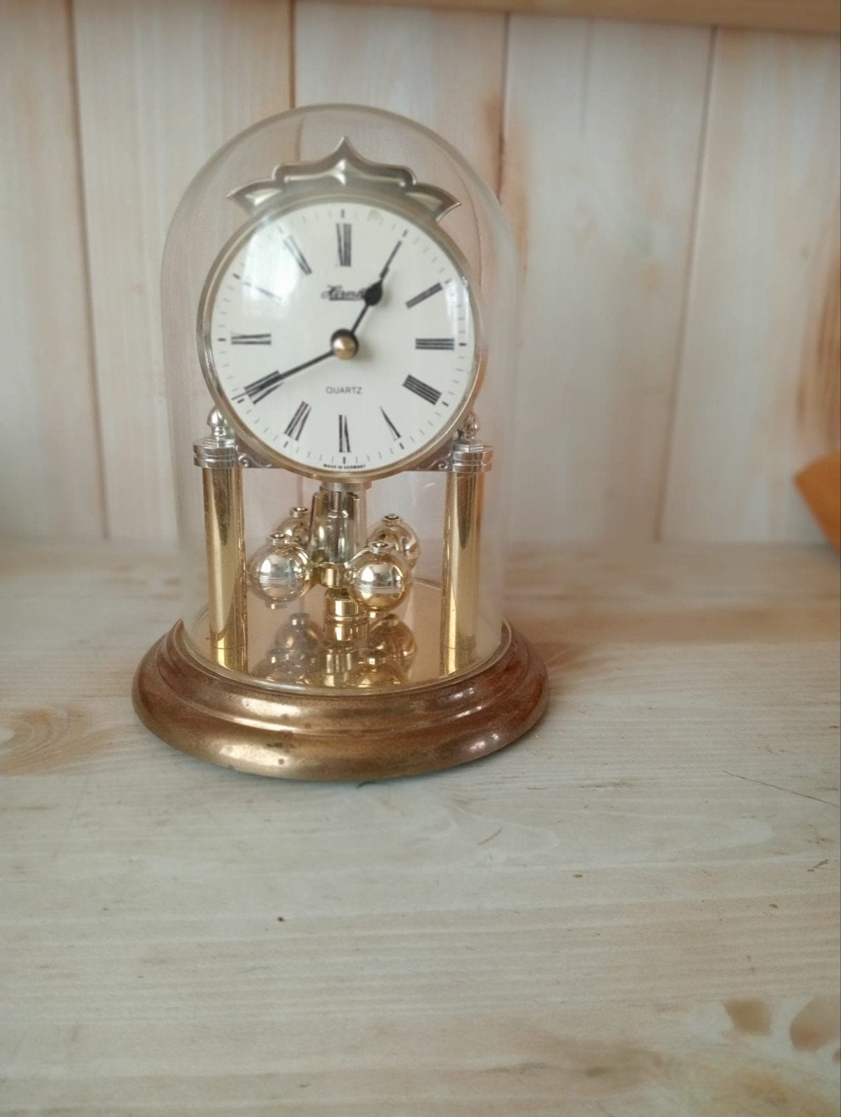 Pendule klok hermle onder plastic stolp, Antiek en Kunst, Ophalen of Verzenden