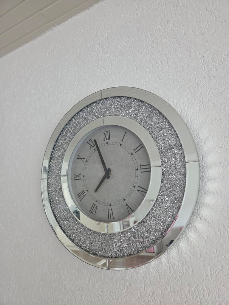 Zo goed als nieuwe wandklok met glitters, Ophalen