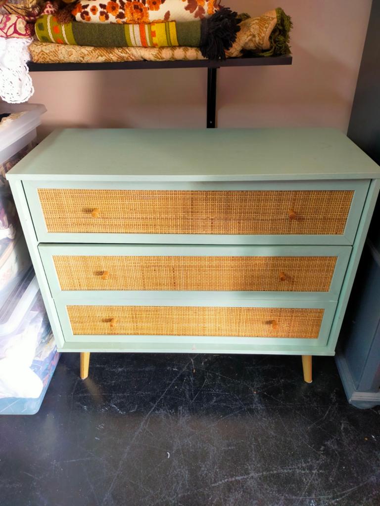 Ladenkast met rotan details - Mintgroen, Huis en Inrichting, Kasten | Ladekasten, Ophalen, Gebruikt, Overige materialen, Boho, Scandinavisch