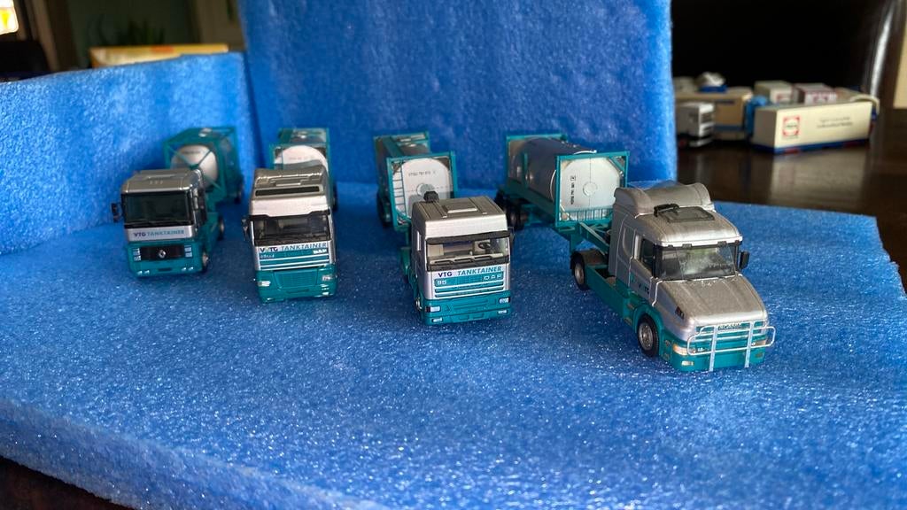 Goed lezen 4x firma VTG, Hobby en Vrije tijd, Modelauto's | 1:87, Ophalen of Verzenden, Zo goed als nieuw, Bus of Vrachtwagen