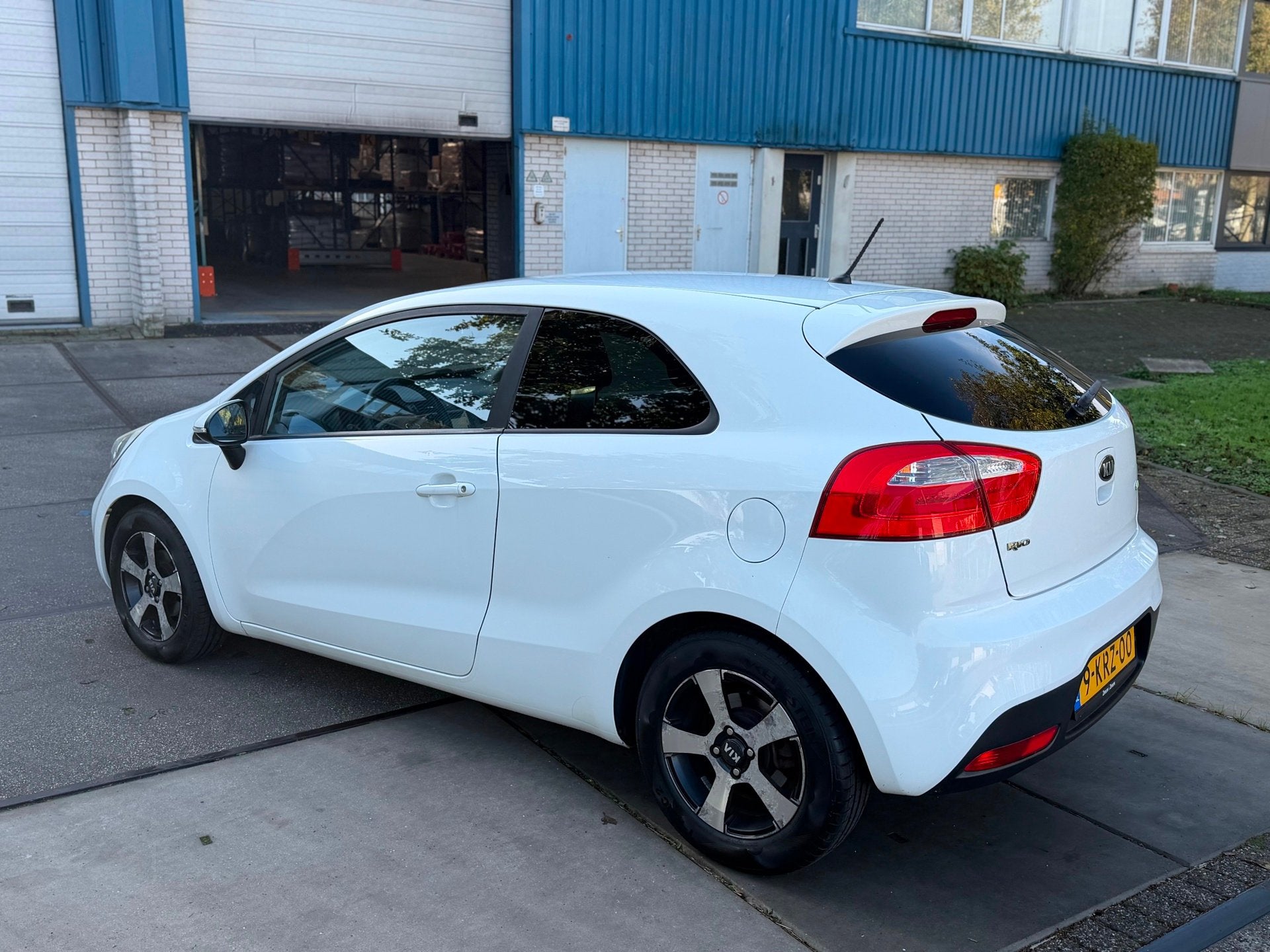 Kia Rio 1.2 CVVT Plus Pack!2013!Gr.scherm!Led!Lm. velgen!, Auto's, Euro 5, 4 cilinders, Verwarmde buitenspiegels, Wit