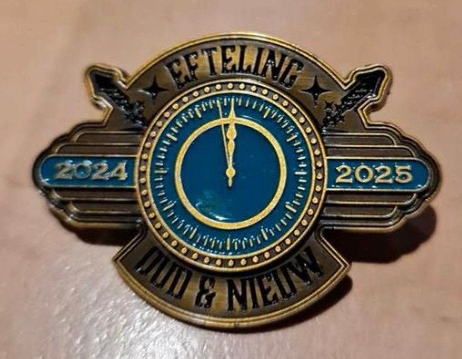 Oud en nieuw pin 2024-2025 gezocht, Verzamelen, Ophalen, Nieuw, Button of Speldje