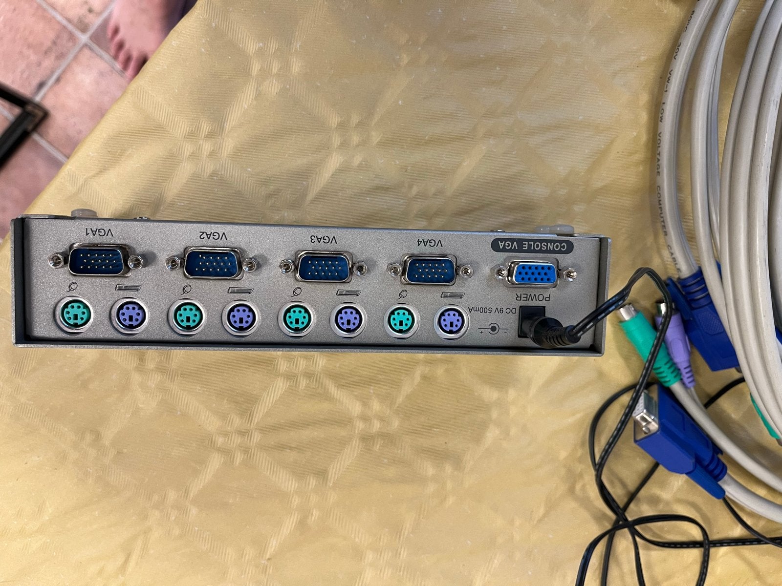4 Poorts KVM Switch met kabels, Ophalen of Verzenden, Gebruikt