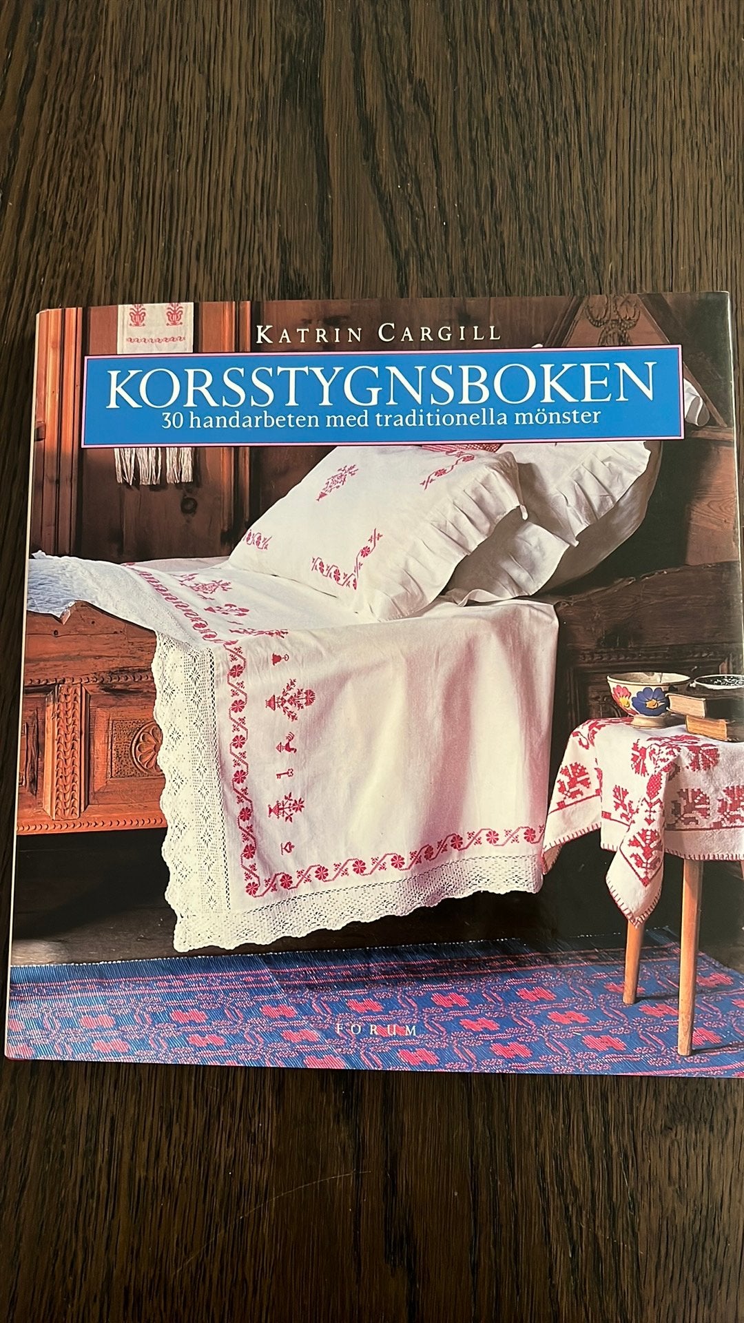 Handwerkboek borduren Zweden traditionele motieven, Verzenden, Zo goed als nieuw, Borduren en Naaien