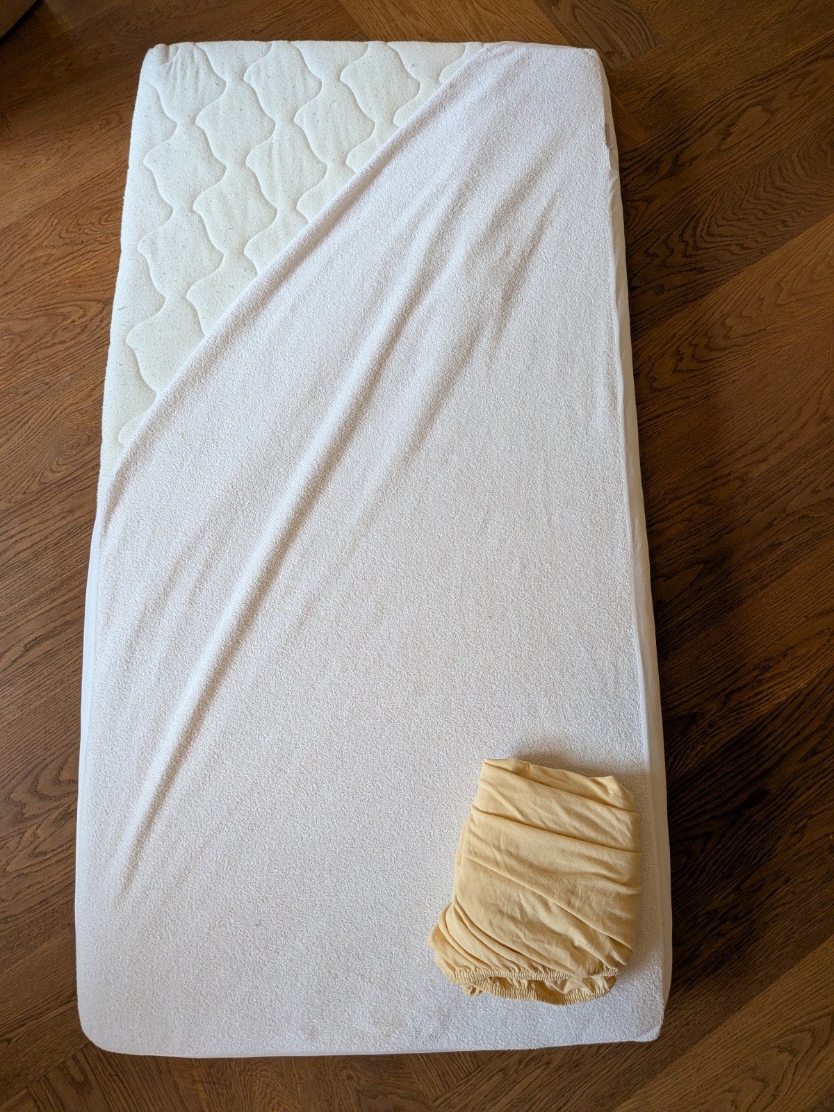 Matras 70x140 cm met waterdichte hoes en geel hoeslaken, Ophalen, Gebruikt, 190 cm of minder, Matras
