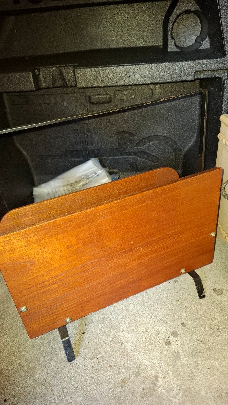 vintage houten krantenbak notenhout deens metalen handvat, Ophalen, Huis en Inrichting